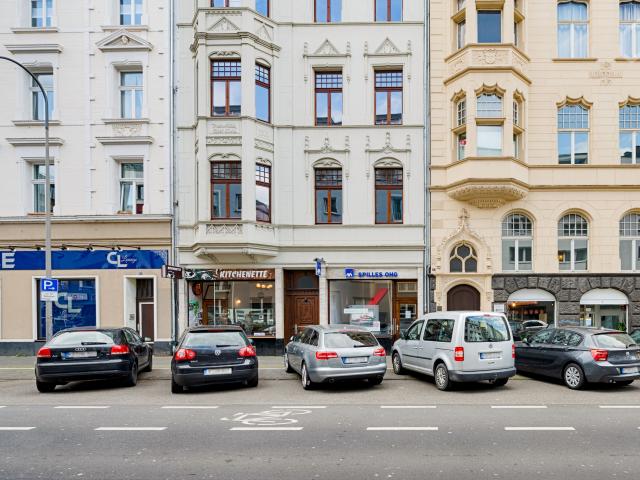 Renovated and modern 3 room roof terrace apartment with fireplace