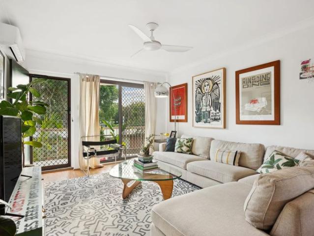 RENOVATED AND CHARMING TOP FLOOR UNIT