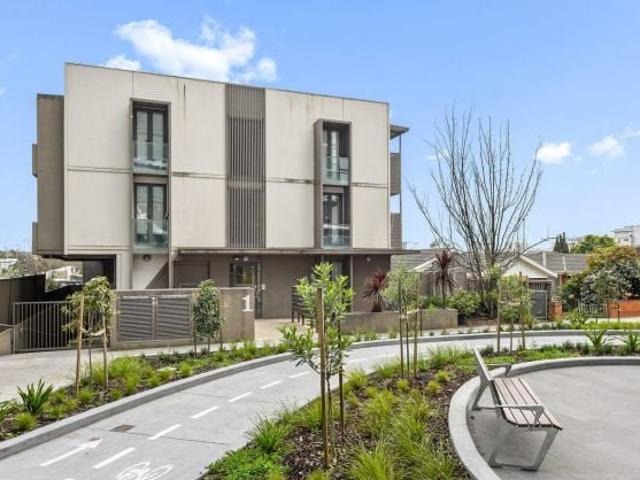 Renovated and fully furnished cozy studio in the heart of Box Hill