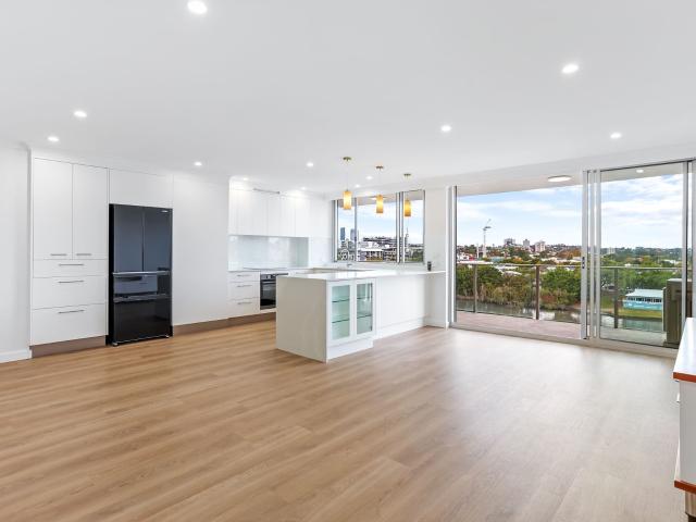 renovated absolute waterfront living in toowong