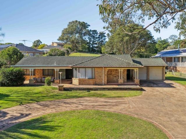 Renovated Acreage Lifestyle With A Light Filled Modern Elegance