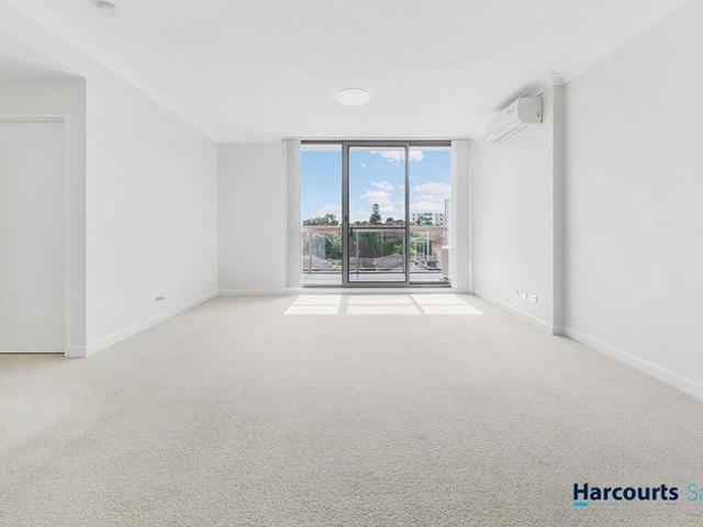 Renovated Apartment opposite to Grove Square The Hills Shopping Mall!
