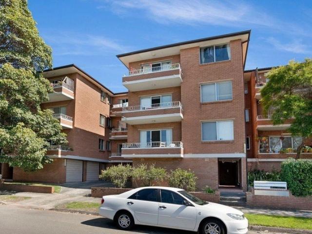 RENOVATED APARTMENT CONVENIENTLY LOCATED