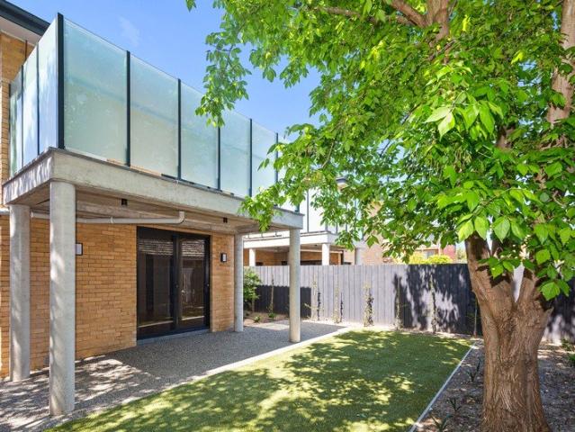 Renovated Apartment In The Heart Of Kew