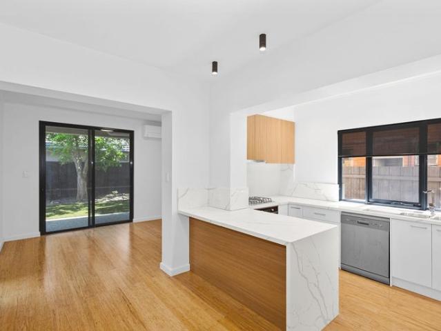 Renovated Apartment In The Heart Of Kew