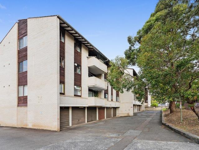 Renovated apartment in ultra convenient setting