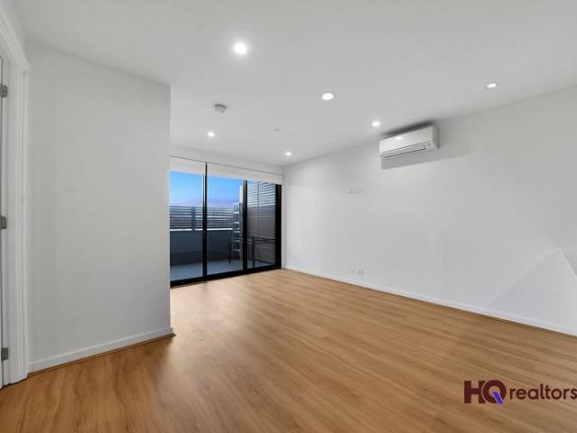 Renovated apartment living in the coveted McKinnon Primary & Secondary College zone