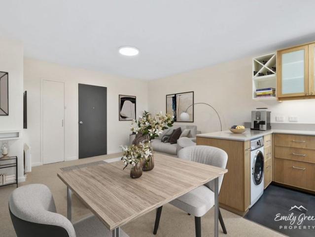 Renovated Apartment – Walk to Salamanca, the CBD & Sandy Bay