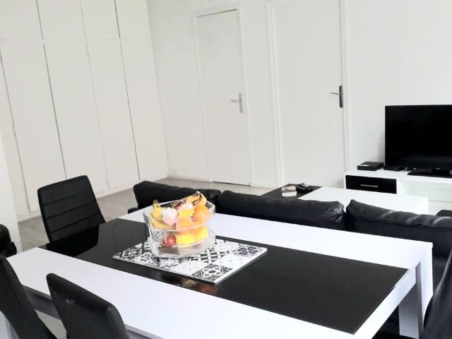 Renovated Apartment with High End Amenities, Near Champs Élysées and Parc Monceau, Paris Amsterdam Apartments for Rent