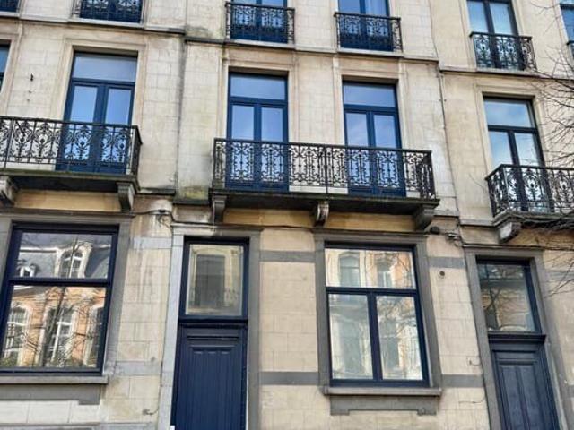 RENOVATED APARTMENT WITH NO COMMON CHARGES IN ETTERBEEK