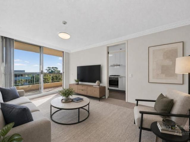 RENOVATED APARTMENT WITH STUNNING DISTRICT VIEWS