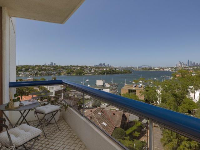 Renovated apartment with sweeping views of the city skyline and Harbour Bridge