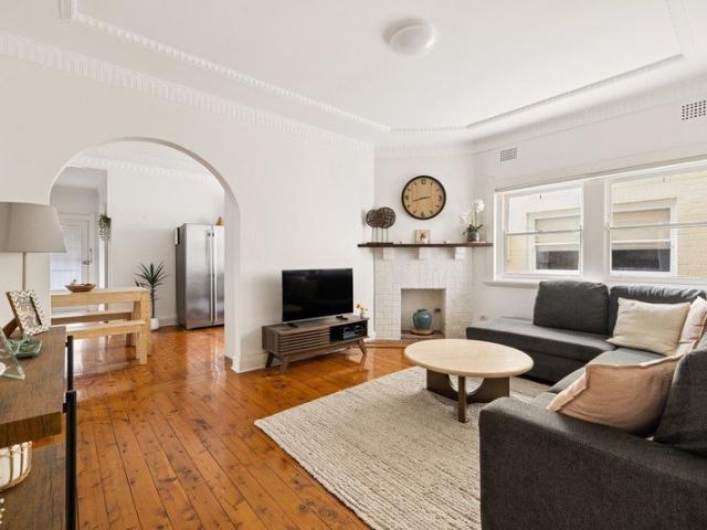 Renovated Art Deco home in boutique block of 6