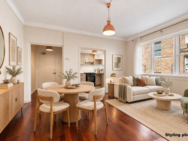 Renovated Art Deco in Convenient Location