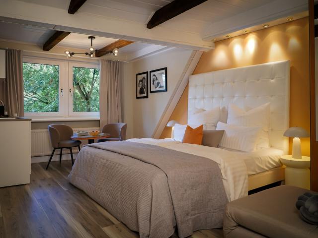 Renovated Boutique Studio Suites near Alster & Hamburg's Trendy Location | Ideal for Business & Teams