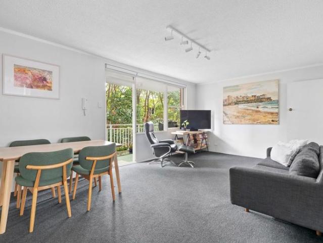 Renovated beach retreat with leafy northerly aspect