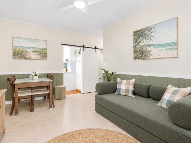 Renovated beachside apartment with lock up garage