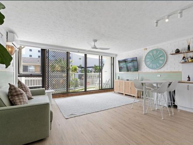 RENOVATED BEACHSIDE APARTMENT IN THE HEART OF BROADBEACH