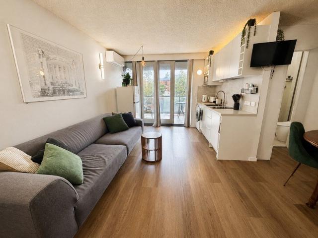 Renovated Beachside Apartment in the Heart of St Kilda FURNISHED