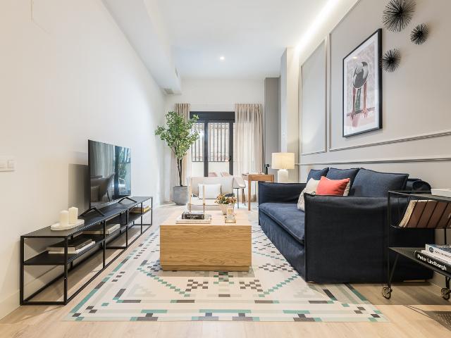 Renovated gound floor apartment with private garden for rent