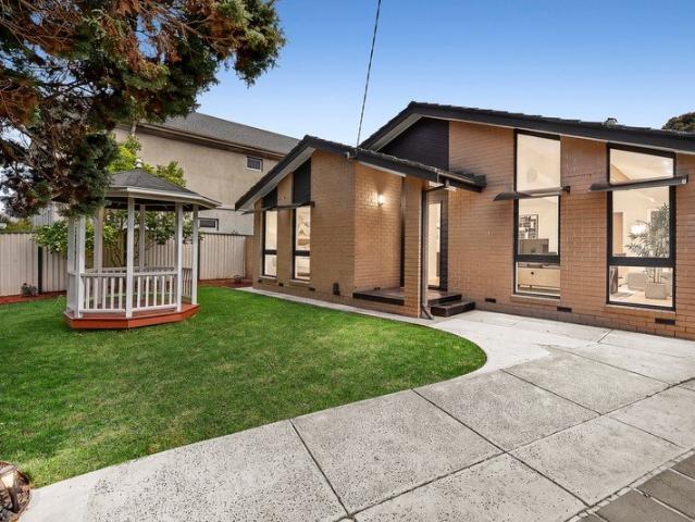 Renovated Golfside Family Retreat