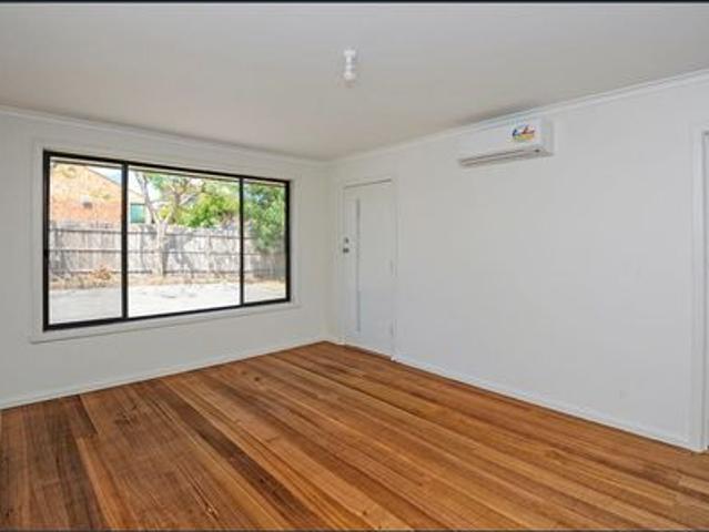RENOVATED GEM! LOCATED IN THE REGENT POCKET OF RESERVOIR