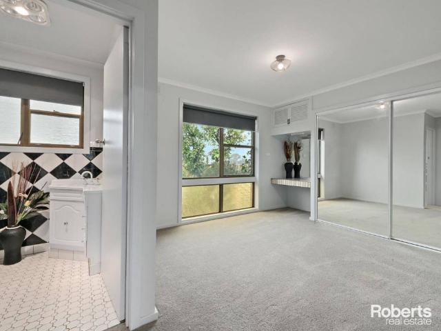 RENOVATED GRANNY FLAT IN YOUNGTOWN