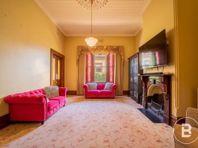 Renovated Grand Victorian with Solar Fully Furnished