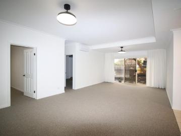 RENOVATED GROUND FLOOR APARTMENT IN SECURE COMPLEX