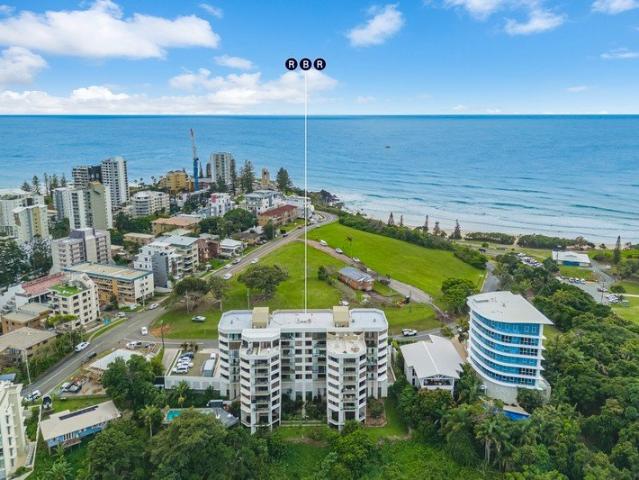 Renovated ground floor living with pool, privacy & stunning harbour views