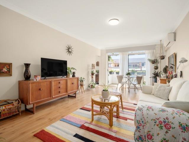 Renovated Double brick apartment set within footsteps of station/shops
