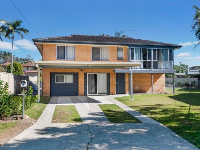 RENOVATED DOUBLE STOREY HOME WITH FUNCTIONAL DOWNSTAIRS LIVING IN QUIET STREET!