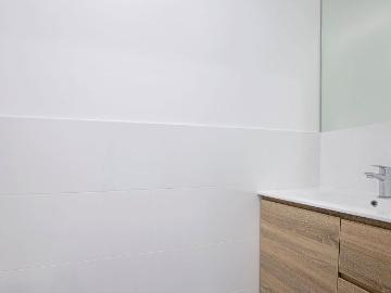 RENOVATED DELIGHT SPACIOUS FAMILY HOME IN PRIME LAKESIDE LOCATION