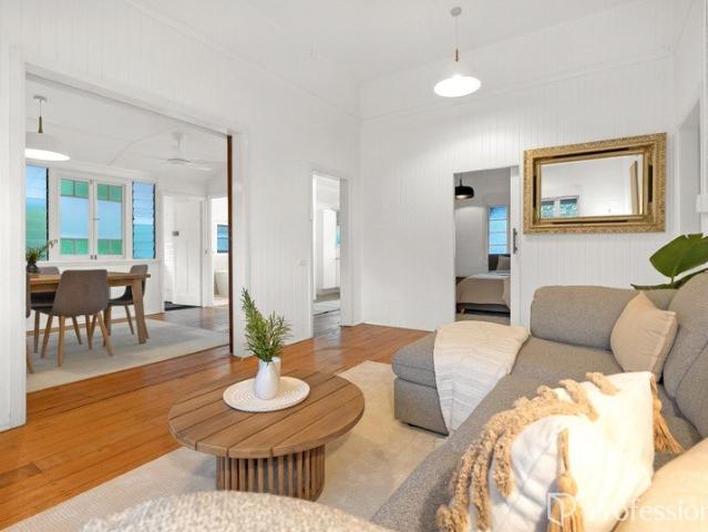 FANTASTIC OPPORTUNITY! Renovated Dual Living Residence, Double Allotment with Vacant Land, Development potential !