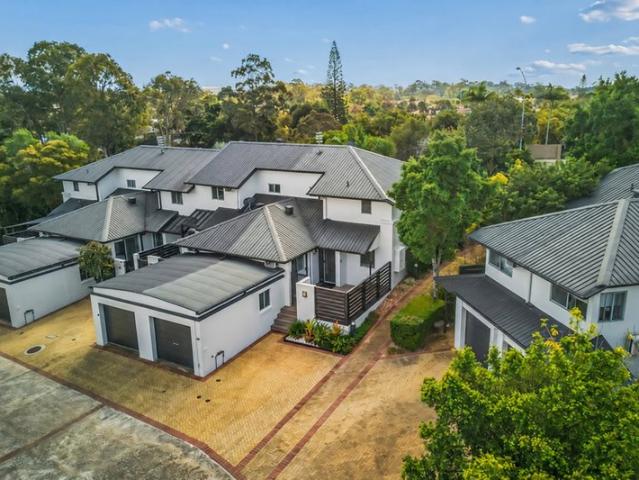 Renovated End Position Townhouse in Prime Location