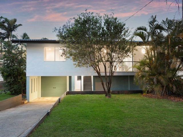 RENOVATED FAMILY MASTERPIECE WITH DUAL OCCUPANCY & GRANNY FLAT POTENTIAL IN A PRIME LOCATION!
