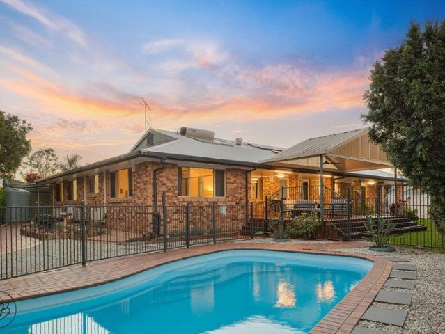RENOVATED FAMILY OASIS ON 888m² POOL, SIDE ACCESS & MULTIPLE LIVING AREAS