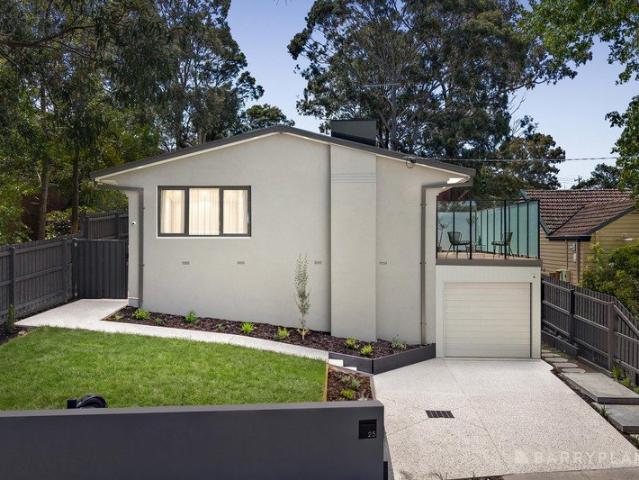 Renovated Family Elegance with Resort Style Entertaining