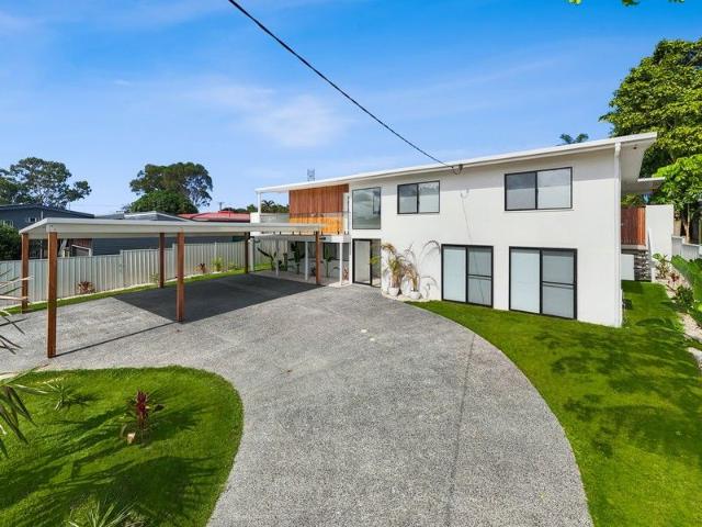 Renovated family entertainer just moments from the Broadwater