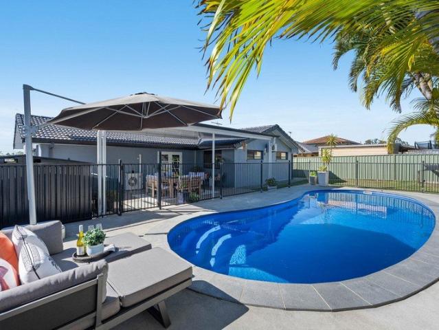 Renovated Family Entertainer with Pool and Side Access