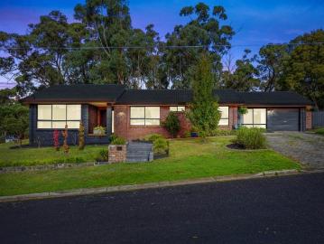 Renovated Family Haven on a Spacious 1060m² Allotment