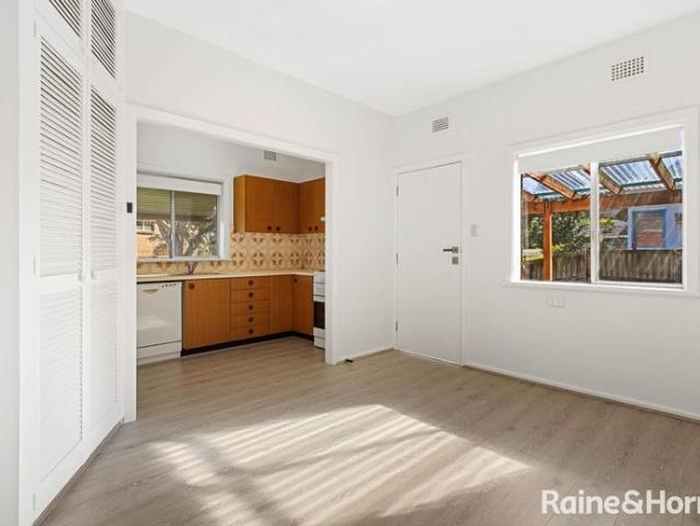 Renovated Family Home in Roselands Walking Distance To Roselands Centro
