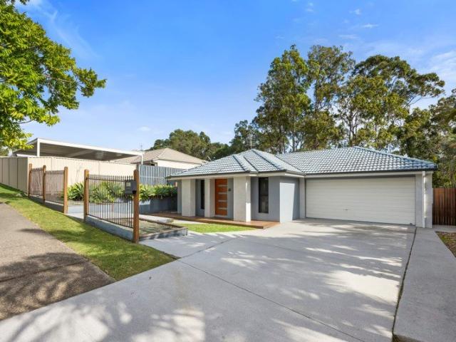 Renovated Family Home Opposite Park Lake State School