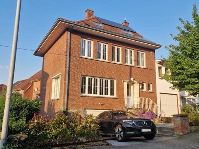 Renovated family house 4 bedrooms