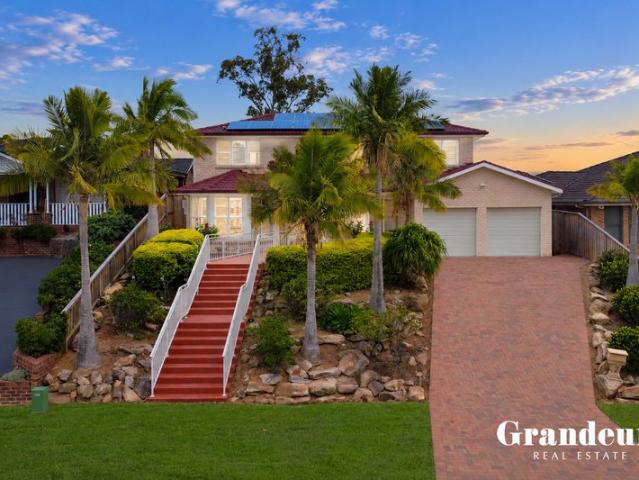 Renovated Family Living with Parkland Views
