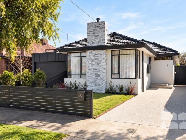 Renovated family living in a sought after lifestyle location