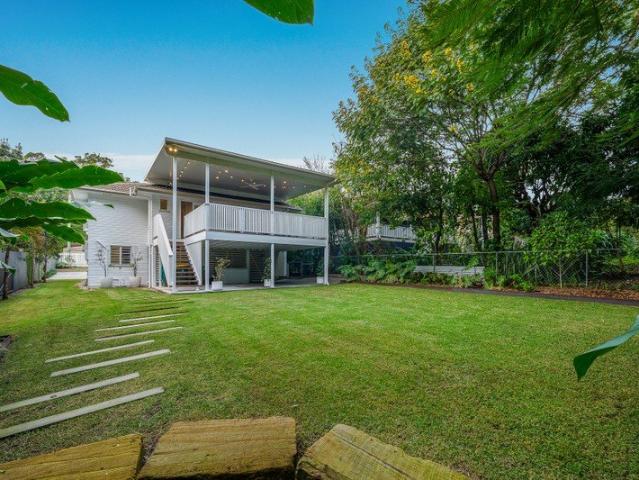 Renovated Family Living Moments from Mitchelton