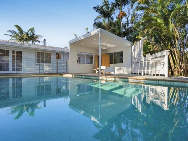 Renovated Family Retreat with Pool and Sauna Garden & Pool Maintenance Included