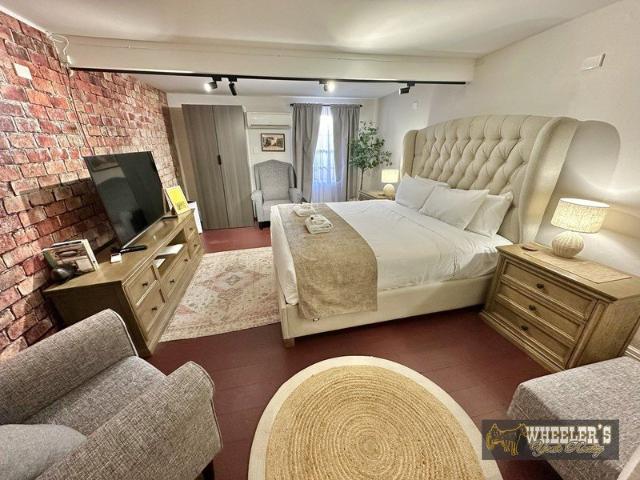 Renovated Family Sized Unit!