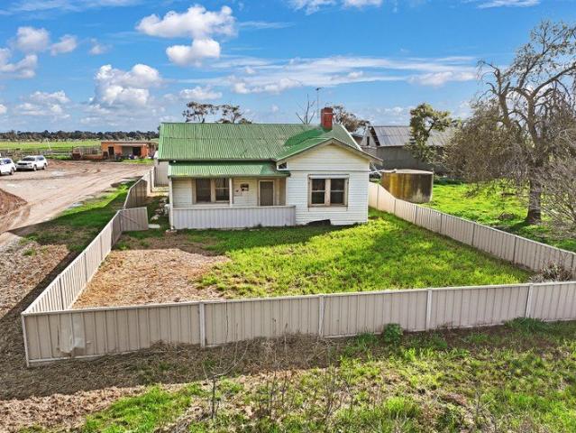 Renovated farmhouse $380.00 per week